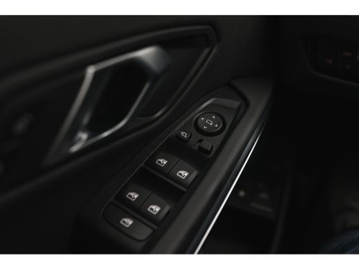 BMW 3 Serie Touring 330e High Executive M Sport Automaat / Panoramadak / Trekhaak / Sportstoelen / Comfort Ac... ActivLease financial lease