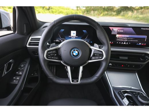 BMW 3 Serie Touring 330e High Executive M Sport Automaat / Panoramadak / Trekhaak / Sportstoelen / Comfort Ac... ActivLease financial lease