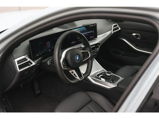 BMW 3 Serie Touring 330e High Executive M Sport Automaat / Panoramadak / Trekhaak / Sportstoelen / Comfort Ac... ActivLease financial lease