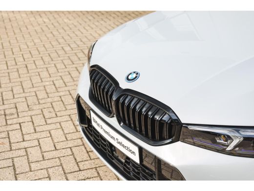 BMW 3 Serie Touring 330e High Executive M Sport Automaat / Panoramadak / Trekhaak / Sportstoelen / Comfort Ac... ActivLease financial lease