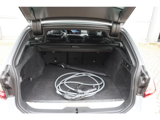 BMW 3 Serie Touring 330e High Executive M Sport Automaat / Panoramadak / Trekhaak / Sportstoelen / Comfort Ac... ActivLease financial lease