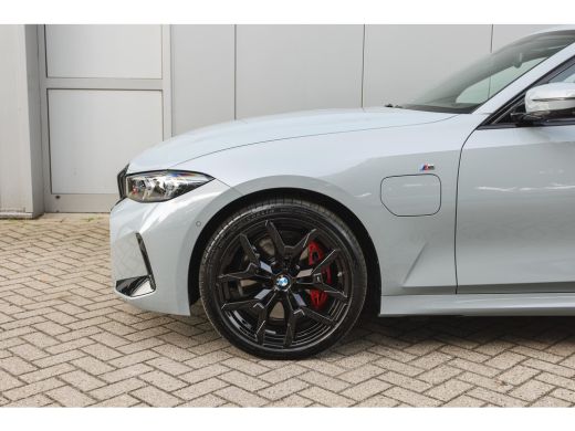 BMW 3 Serie Touring 330e High Executive M Sport Automaat / Panoramadak / Trekhaak / Sportstoelen / Comfort Ac... ActivLease financial lease