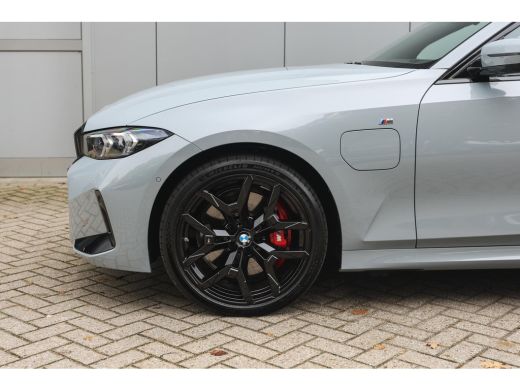 BMW 3 Serie Touring 330e High Executive M Sport Automaat / Panoramadak / Trekhaak / Sportstoelen / Comfort Ac... ActivLease financial lease