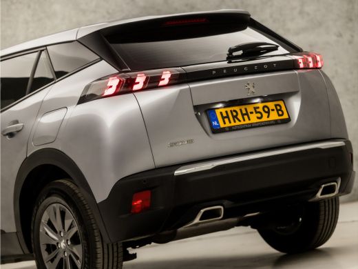 Peugeot 2008 1.2 PureTech Sport Automaat (APPLE CARPLAY, GROOT NAVI, 360 CAMERA, GETINT GLAS, LM VELGEN, SPORT... ActivLease financial lease