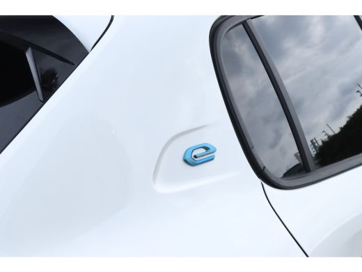 Peugeot e-208 EV Allure 50 kWh | Cruise Control | PDC | Carplay | LMV | LED ActivLease financial lease