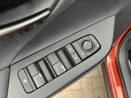 Toyota C-HR 2.0 Plug-in Hybrid 220 Dynamic ActivLease financial lease