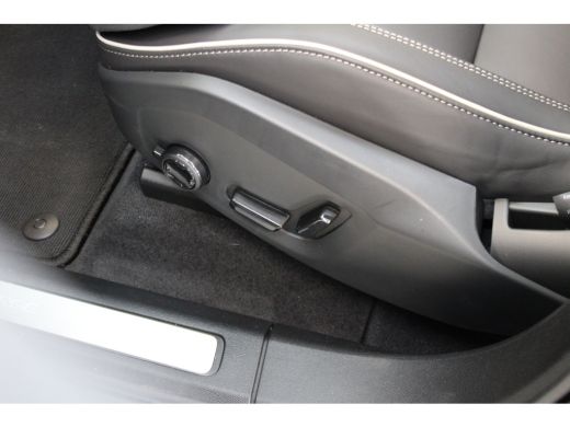 Volvo  XC60 T6 AWD Plus Dark 10km gereden! | Contourstoelen | 19" all season | Trekhaak | Gelaagde zijruiten ActivLease financial lease