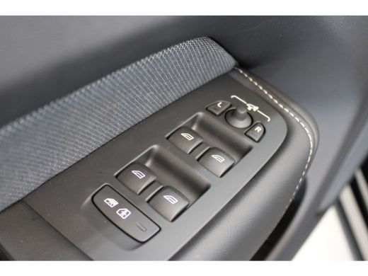 Volvo  XC60 T6 AWD Plus Dark 10km gereden! | Contourstoelen | 19" all season | Trekhaak | Gelaagde zijruiten ActivLease financial lease