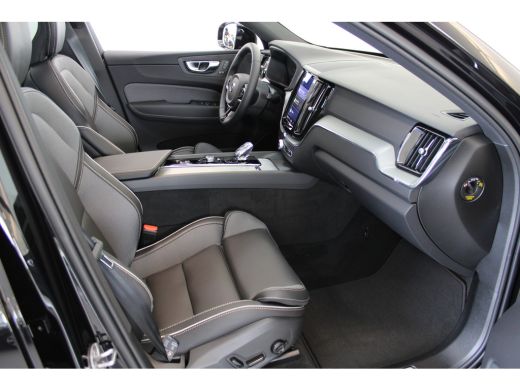 Volvo  XC60 T6 AWD Plus Dark 10km gereden! | Contourstoelen | 19" all season | Trekhaak | Gelaagde zijruiten ActivLease financial lease