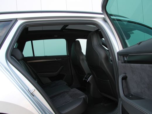 Skoda Superb Combi 1.4 TSI iV 218pk Sportline | Pano dak | Trekhaak ActivLease financial lease