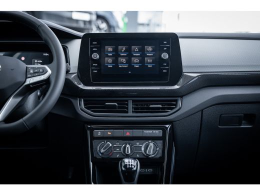 Volkswagen T-Cross Life Edition Inclusief €2000,- inruilvoordeel | 'App-Connect' draadloze smartphone integratie | A... ActivLease financial lease