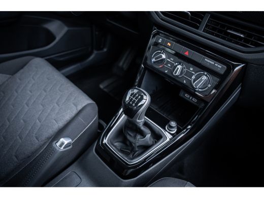 Volkswagen T-Cross Life Edition Inclusief €2000,- inruilvoordeel | 'App-Connect' draadloze smartphone integratie | A... ActivLease financial lease