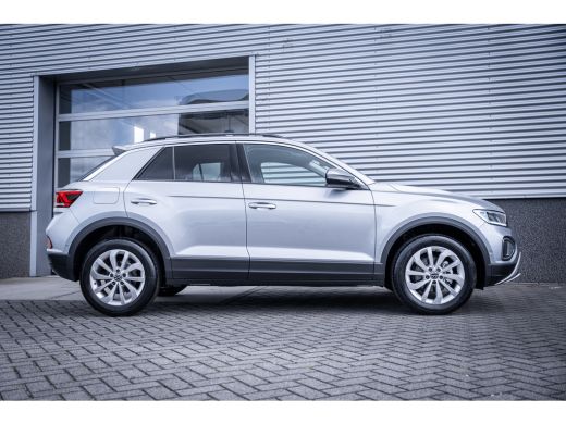 Volkswagen T-Roc Life Edition Inclusief €2000,- inruilvoordeel | 'App-Connect' draadloze smartphone integratie | '... ActivLease financial lease