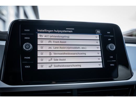 Volkswagen T-Roc Life Edition Inclusief €2000,- inruilvoordeel | 'App-Connect' draadloze smartphone integratie | '... ActivLease financial lease