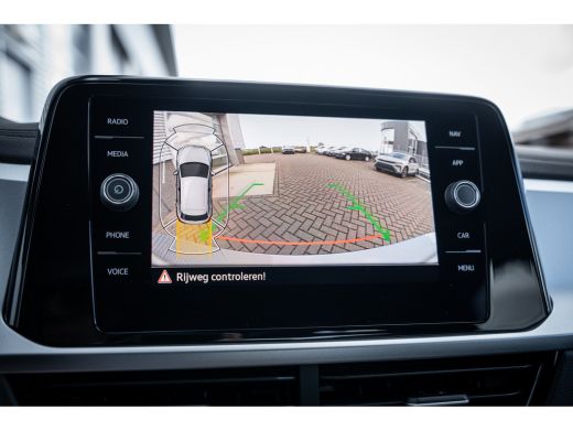 Volkswagen T-Roc Life Edition Inclusief €2000,- inruilvoordeel | 'App-Connect' draadloze smartphone integratie | '... ActivLease financial lease
