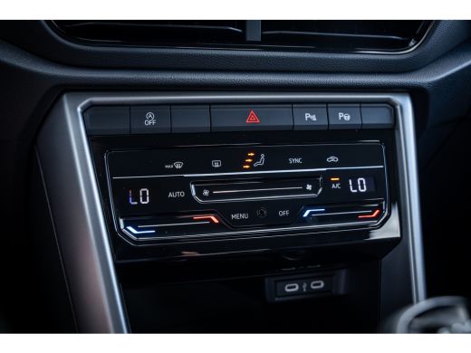 Volkswagen T-Roc Life Edition Inclusief €2000,- inruilvoordeel | 'App-Connect' draadloze smartphone integratie | '... ActivLease financial lease