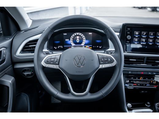 Volkswagen T-Roc Life Edition Inclusief €2000,- inruilvoordeel | 'App-Connect' draadloze smartphone integratie | '... ActivLease financial lease