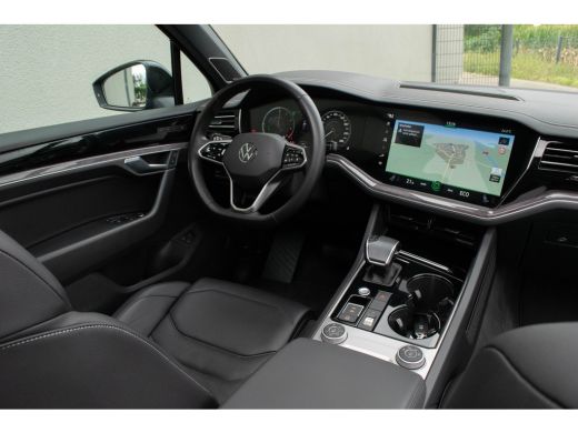 Volkswagen Touareg 3.0 TSI eHybrid 4MOTION / Luchtvering/ Adaptive Cruise Control/ Trekhaak/ Panoramadak/ 280kW (381kW) ActivLease financial lease