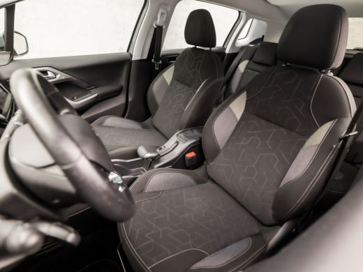 Peugeot 2008 1.2 PureTech Sport (PANORAMADAK, APPLE CARPLAY, NAVIGATIE, LM VELGEN, SPORTSTOELEN, PARKEERSENSOR... ActivLease financial lease