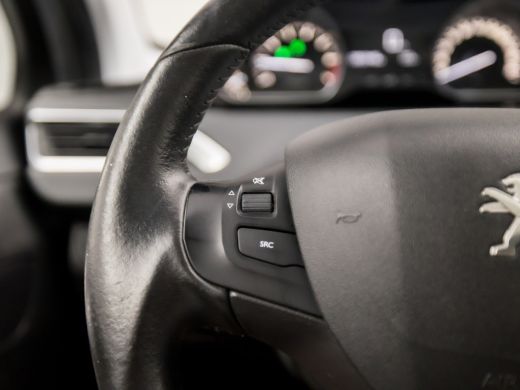 Peugeot 2008 1.2 PureTech Sport (PANORAMADAK, APPLE CARPLAY, NAVIGATIE, LM VELGEN, SPORTSTOELEN, PARKEERSENSOR... ActivLease financial lease