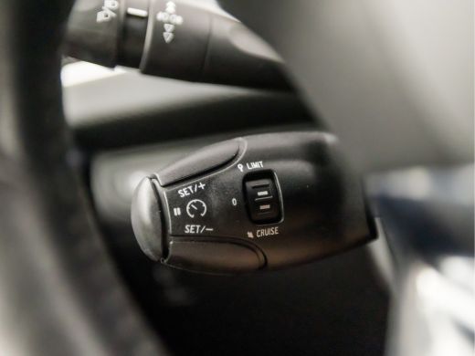 Peugeot 2008 1.2 PureTech Sport (PANORAMADAK, APPLE CARPLAY, NAVIGATIE, LM VELGEN, SPORTSTOELEN, PARKEERSENSOR... ActivLease financial lease