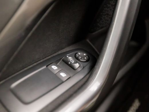 Peugeot 2008 1.2 PureTech Sport (PANORAMADAK, APPLE CARPLAY, NAVIGATIE, LM VELGEN, SPORTSTOELEN, PARKEERSENSOR... ActivLease financial lease
