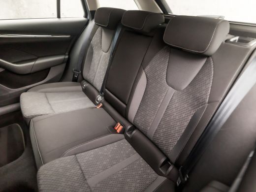 Skoda Octavia Combi 1.0 e-TSI Sport Automaat (VIRTUAL COCKPIT, APPLE CARPLAY, HEAD-UP DISPLAY, STUUR/STOELVERWA... ActivLease financial lease