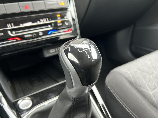 Volkswagen T-Cross Life Edition Inclusief €2000,- inruilvoordeel | 'App-Connect' draadloze smartphone integratie | A... ActivLease financial lease