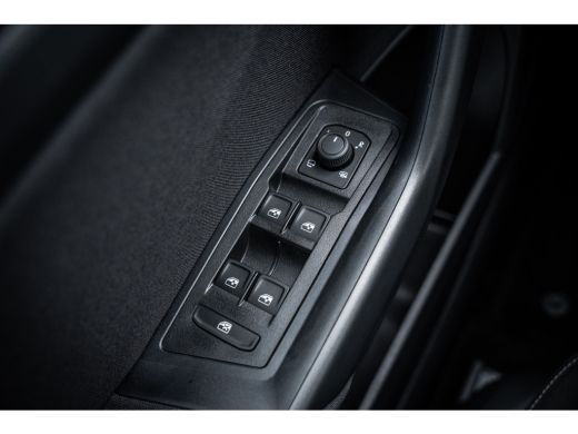Volkswagen T-Roc Life Edition Inclusief €2000,- inruilvoordeel | 'App-Connect' draadloze smartphone integratie | B... ActivLease financial lease