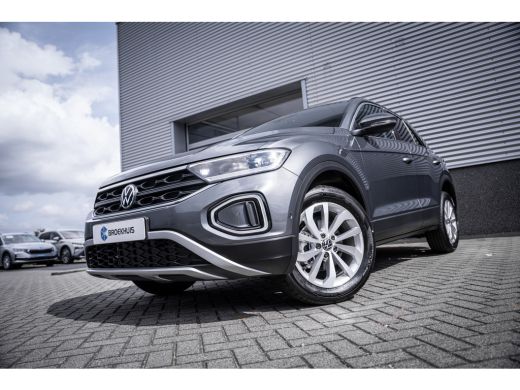 Volkswagen T-Roc Life Edition Inclusief €2000,- inruilvoordeel | 'App-Connect' draadloze smartphone integratie | B... ActivLease financial lease