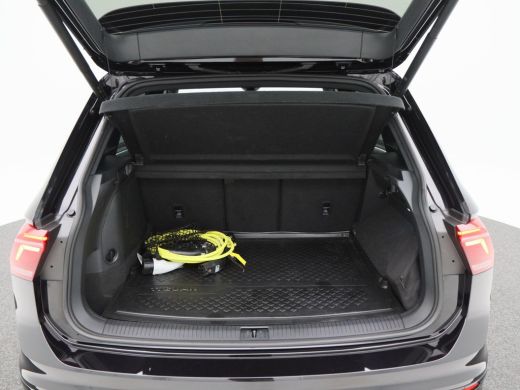Volkswagen Tiguan 1.4 TSi 245 Pk Automaat eHybrid R-Line Business+ | Black Style | Matrix LED | Elektrische Achterk... ActivLease financial lease