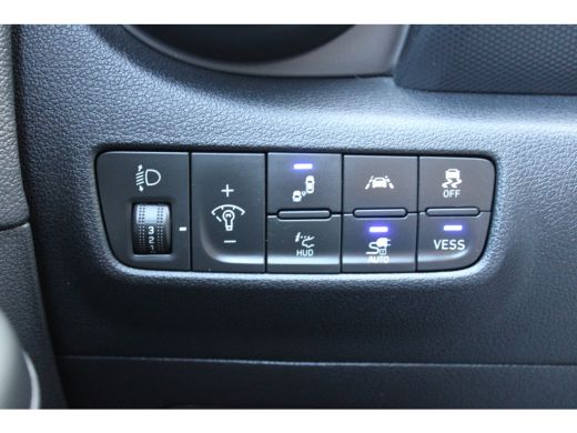 Hyundai Kona EV Premium 64 kWh | Elektrisch verstelbare bestuurdersstoel | Stoel ventilatie voor | Warmtepomp ActivLease financial lease