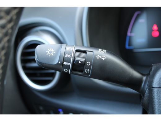 Hyundai Kona EV Premium 64 kWh | Elektrisch verstelbare bestuurdersstoel | Stoel ventilatie voor | Warmtepomp ActivLease financial lease