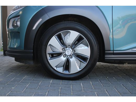 Hyundai Kona EV Premium 64 kWh | Elektrisch verstelbare bestuurdersstoel | Stoel ventilatie voor | Warmtepomp ActivLease financial lease