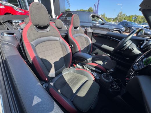 Mini Cooper Cabrio 2.0 231PK John Cooper Works Chili | ALLE Opties | H&K audio | Head-Up | 100% Dealer Onderhouden! ... ActivLease financial lease