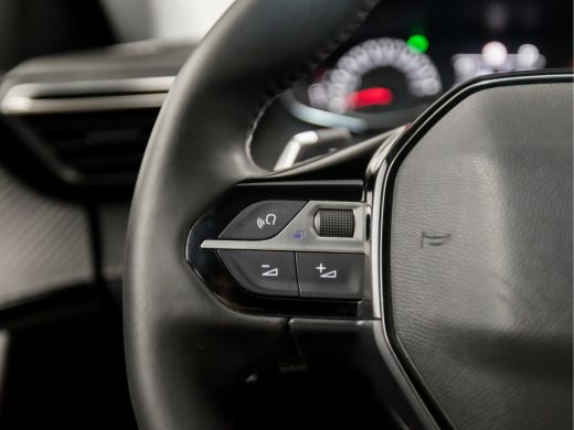 Peugeot 2008 1.2 PureTech Sport Automaat (APPLE CARPLAY, GROOT NAVI, GETINT GLAS, SPORTSTOELEN, PARKEERSENSORE... ActivLease financial lease