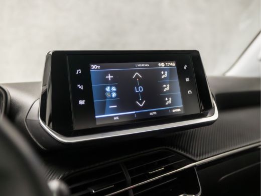 Peugeot 2008 1.2 PureTech Sport Automaat (APPLE CARPLAY, GROOT NAVI, GETINT GLAS, SPORTSTOELEN, PARKEERSENSORE... ActivLease financial lease