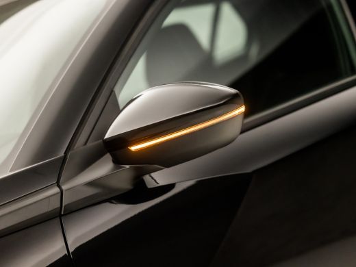Peugeot 2008 1.2 PureTech Sport Automaat (APPLE CARPLAY, GROOT NAVI, GETINT GLAS, SPORTSTOELEN, PARKEERSENSORE... ActivLease financial lease