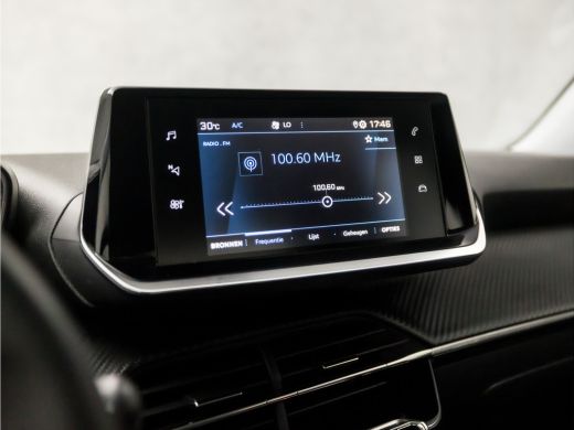 Peugeot 2008 1.2 PureTech Sport Automaat (APPLE CARPLAY, GROOT NAVI, GETINT GLAS, SPORTSTOELEN, PARKEERSENSORE... ActivLease financial lease