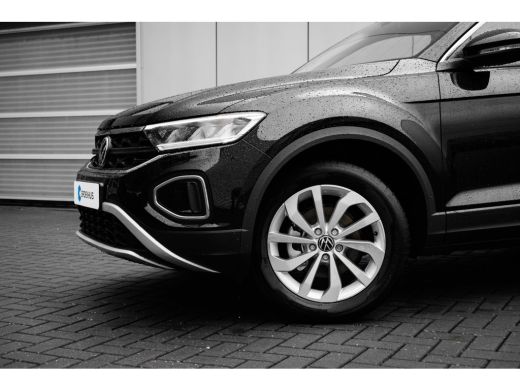 Volkswagen T-Roc Life Edition Inclusief €2000,- inruilvoordeel | 'App-Connect' draadloze smartphone integratie | '... ActivLease financial lease