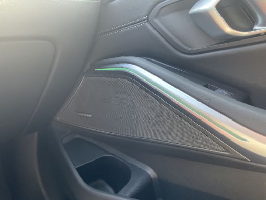 BMW 3 Serie 330e xDrive Nieuwstaat Open dak Harman/kordon Elec. t-haak Sportstoelen Headup ActivLease financial lease