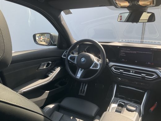 BMW 3 Serie 330e xDrive Nieuwstaat Open dak Harman/kordon Elec. t-haak Sportstoelen Headup ActivLease financial lease
