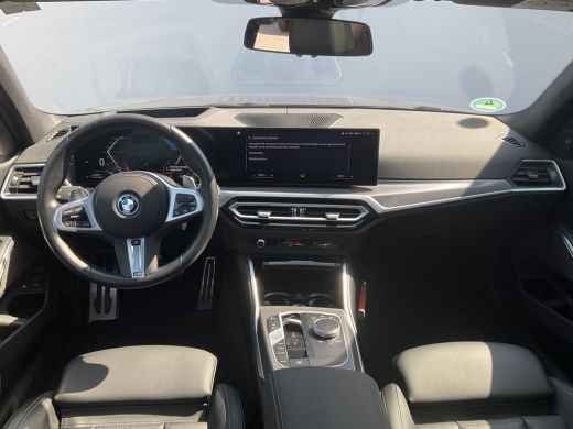 BMW 3 Serie 330e xDrive Nieuwstaat Open dak Harman/kordon Elec. t-haak Sportstoelen Headup ActivLease financial lease