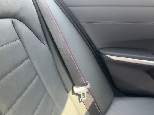 BMW 3 Serie 330e xDrive Nieuwstaat Open dak Harman/kordon Elec. t-haak Sportstoelen Headup ActivLease financial lease