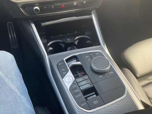 BMW 3 Serie 330e xDrive Nieuwstaat Open dak Harman/kordon Elec. t-haak Sportstoelen Headup ActivLease financial lease