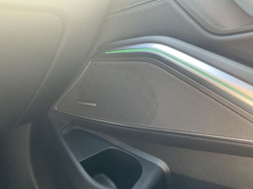 BMW 3 Serie 330e xDrive Nieuwstaat Open dak Harman/kordon Elec. t-haak Sportstoelen Headup ActivLease financial lease