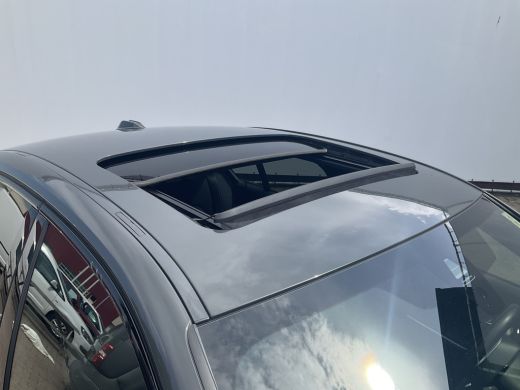 BMW 3 Serie 330e xDrive Nieuwstaat Open dak Harman/kordon Elec. t-haak Sportstoelen Headup ActivLease financial lease