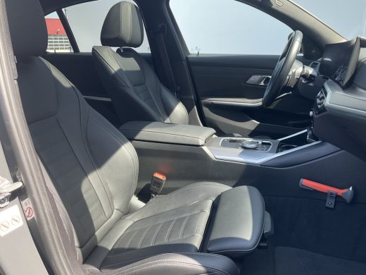 BMW 3 Serie 330e xDrive Nieuwstaat Open dak Harman/kordon Elec. t-haak Sportstoelen Headup ActivLease financial lease