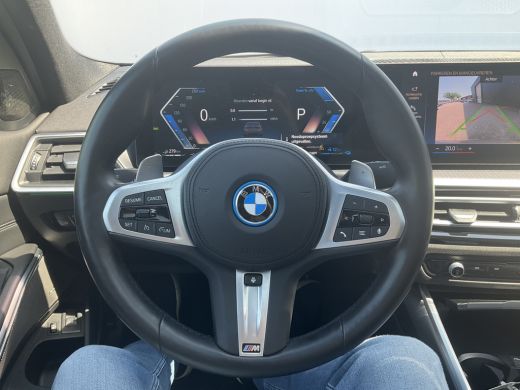 BMW 3 Serie 330e xDrive Nieuwstaat Open dak Harman/kordon Elec. t-haak Sportstoelen Headup ActivLease financial lease