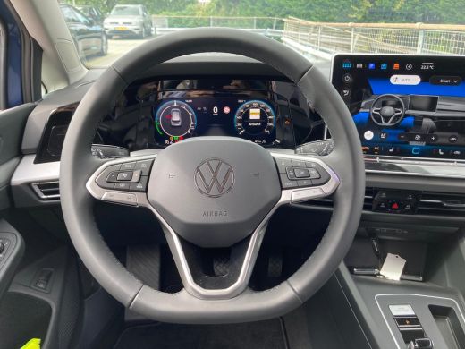 Volkswagen Golf Life Edition eHybrid | 'App-Connect' draadloze smartphone integratie | Achterbank in ongelijke de... ActivLease financial lease